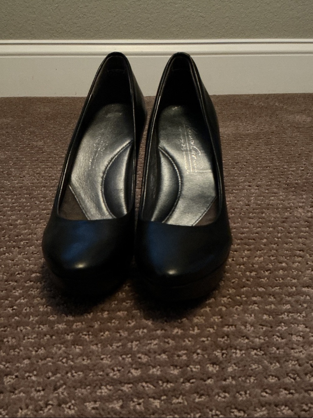Kenneth Cole Black Leather Round-Toe Heels